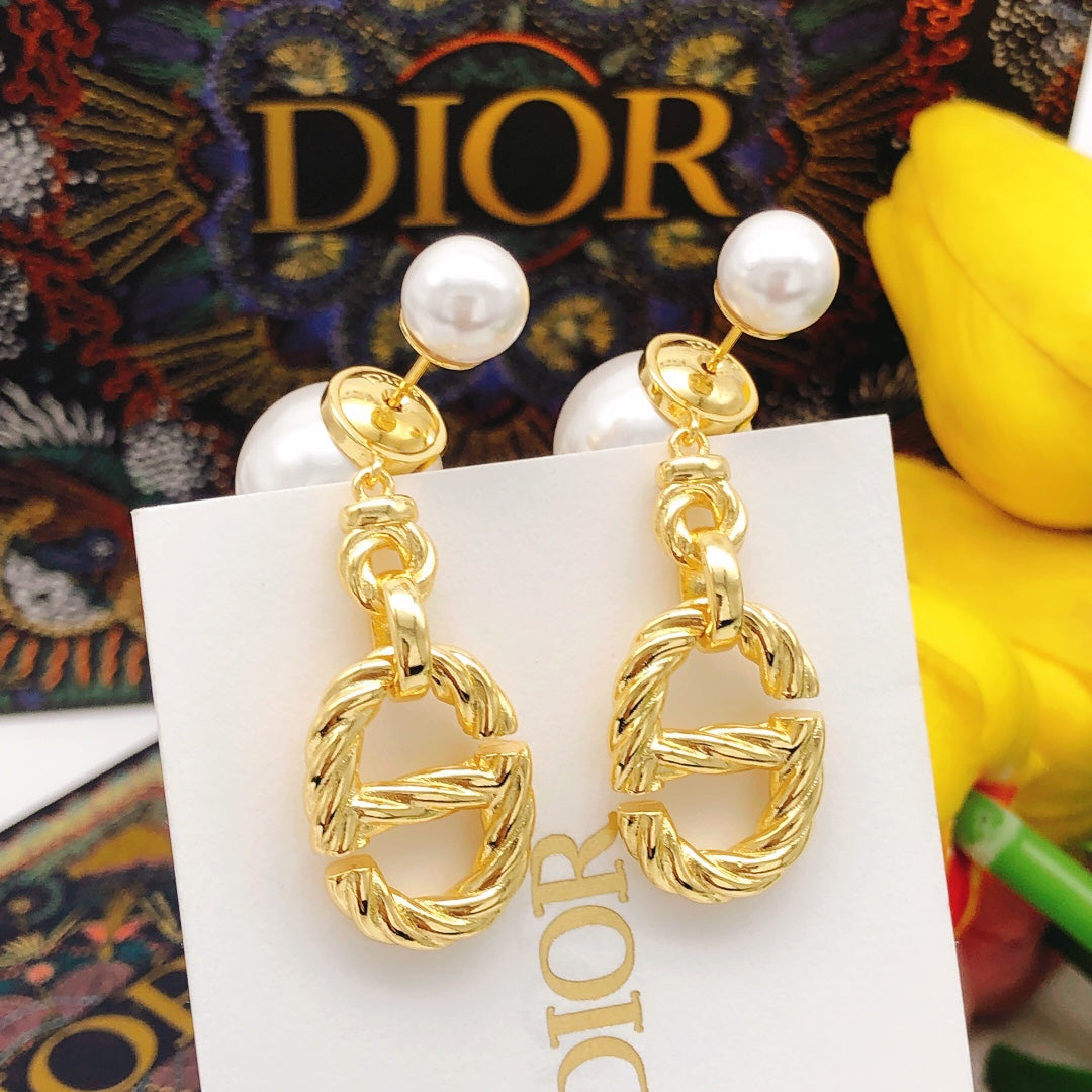 Dior 30 Montaigne Pearl Earrings