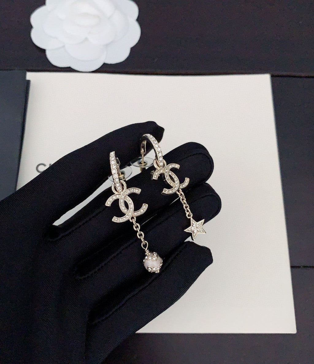 Chanel Pearl Long Pendant Earrings - 18K Yellow Gold