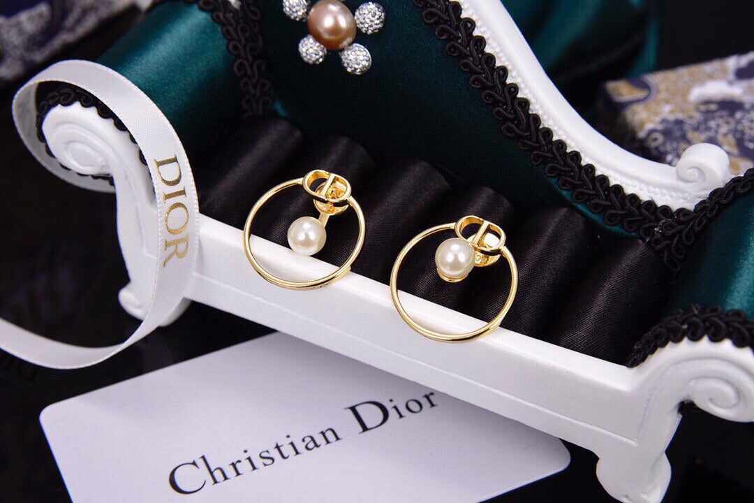 Dior 30 Montaigne Pearl Earrings