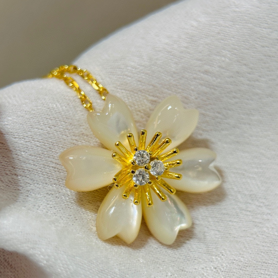 Rose De Noel Clip Pendant Necklace - 18K Gold
