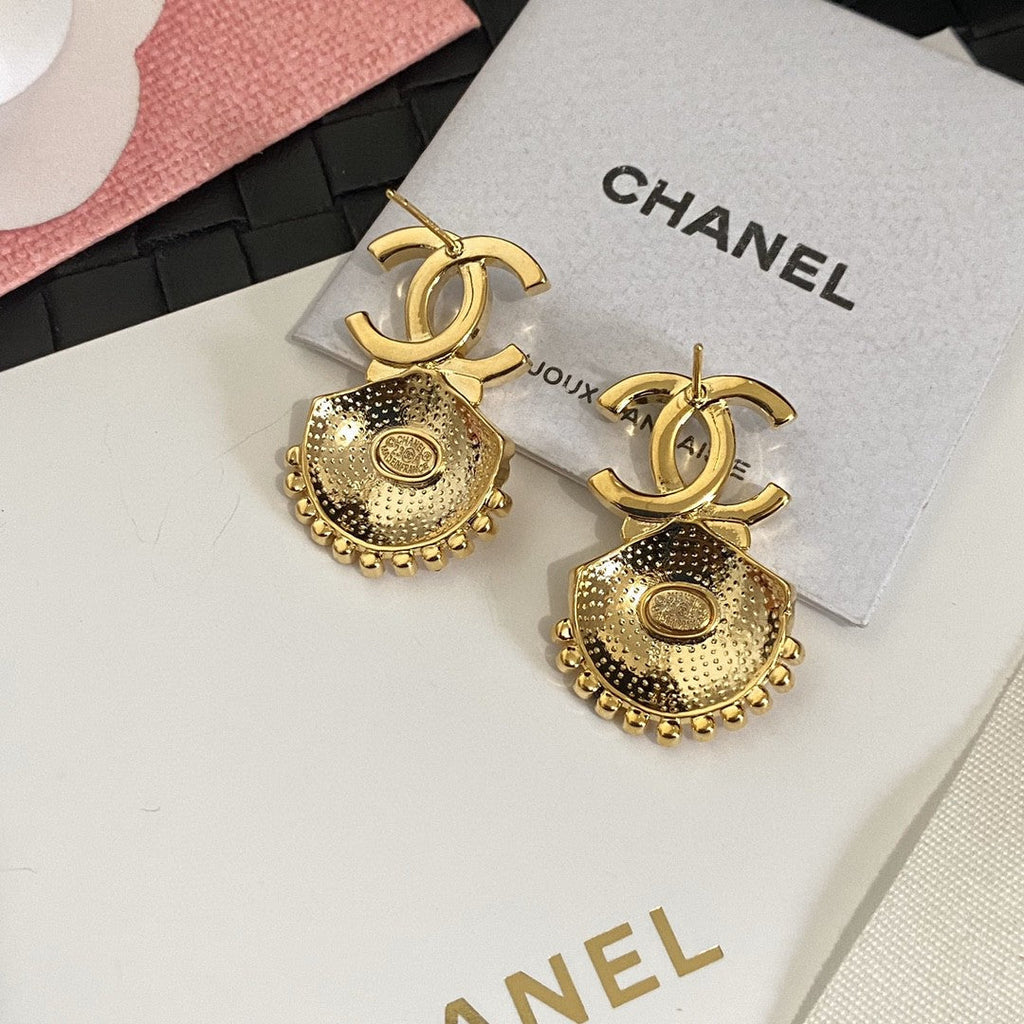 Chanel Shell Pendant Earrings - 18K Yellow Gold