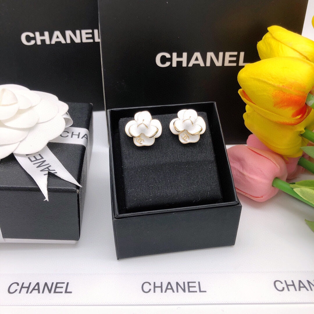 Chanel Flower Pearl Earrings - 18K Yellow Gold