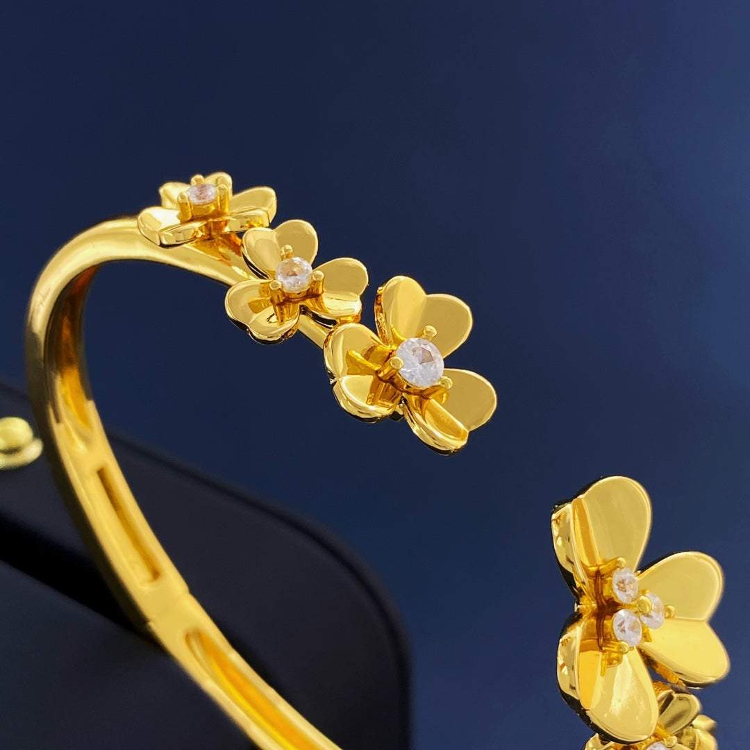 Frivole Seven Flowers Bracelet