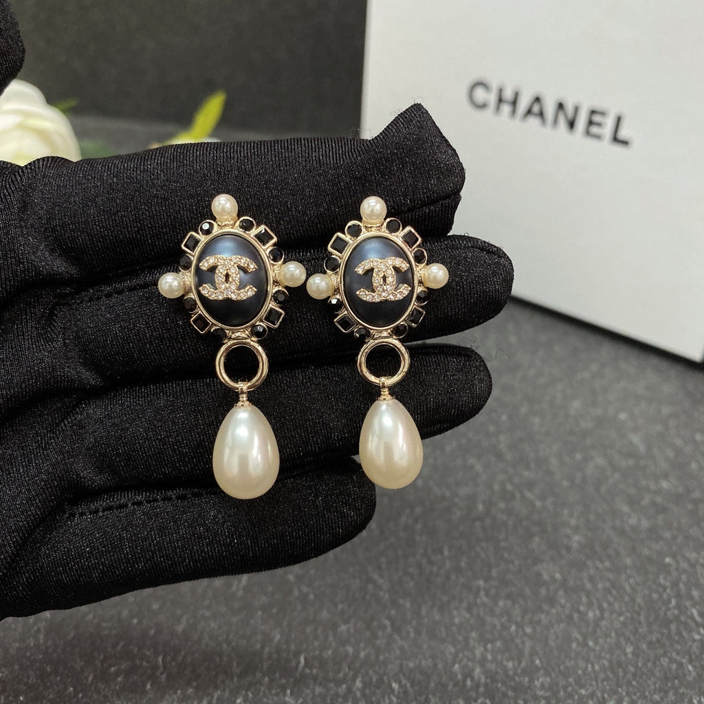 Chanel Pearl Pendant Earrings - 18K Yellow Gold