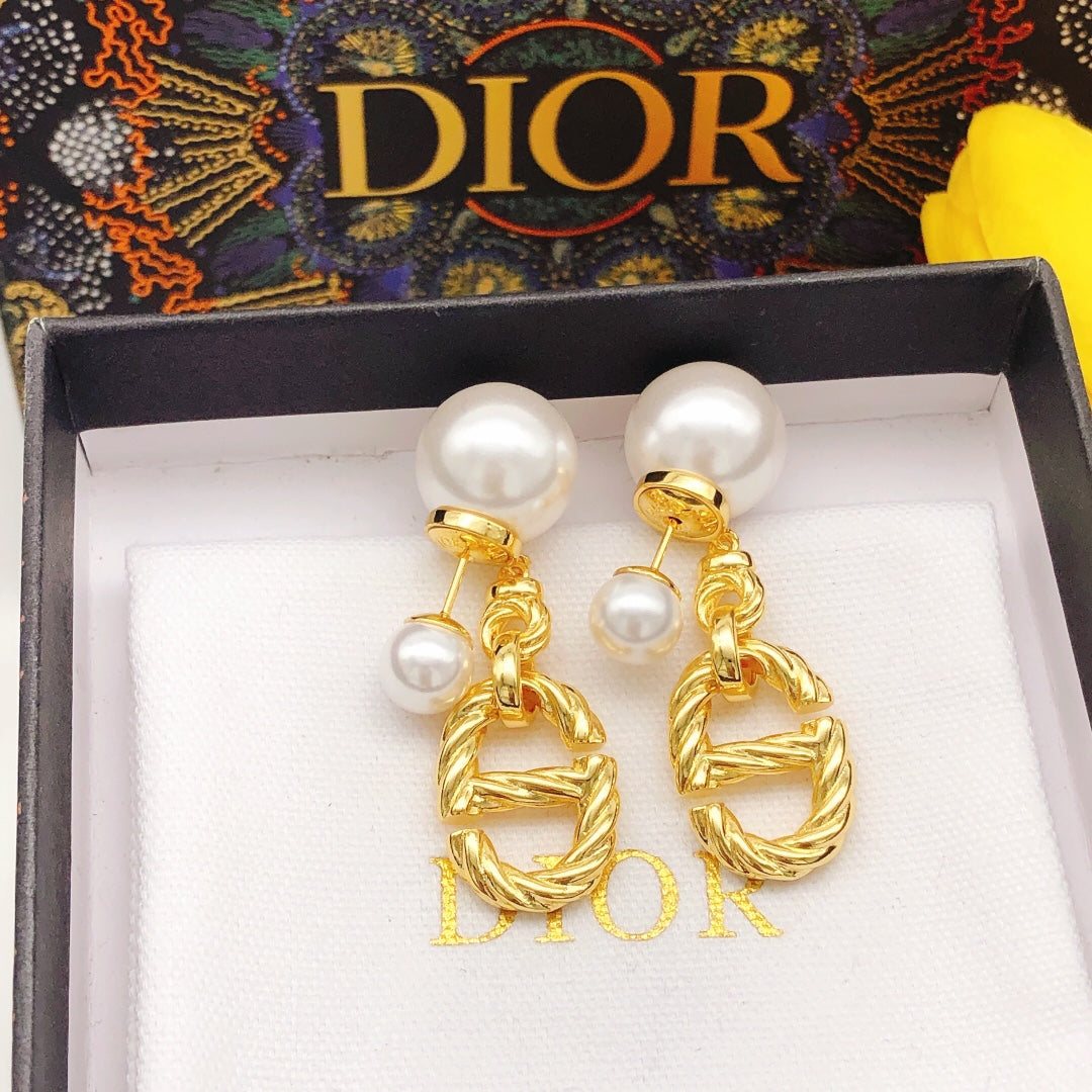 Dior 30 Montaigne Pearl Earrings