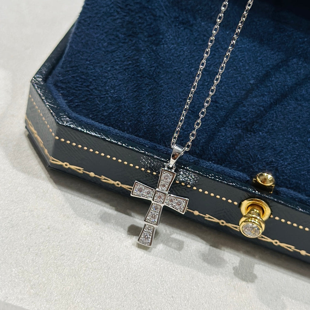 Moissanite Pendants Necklace - 18K Gold