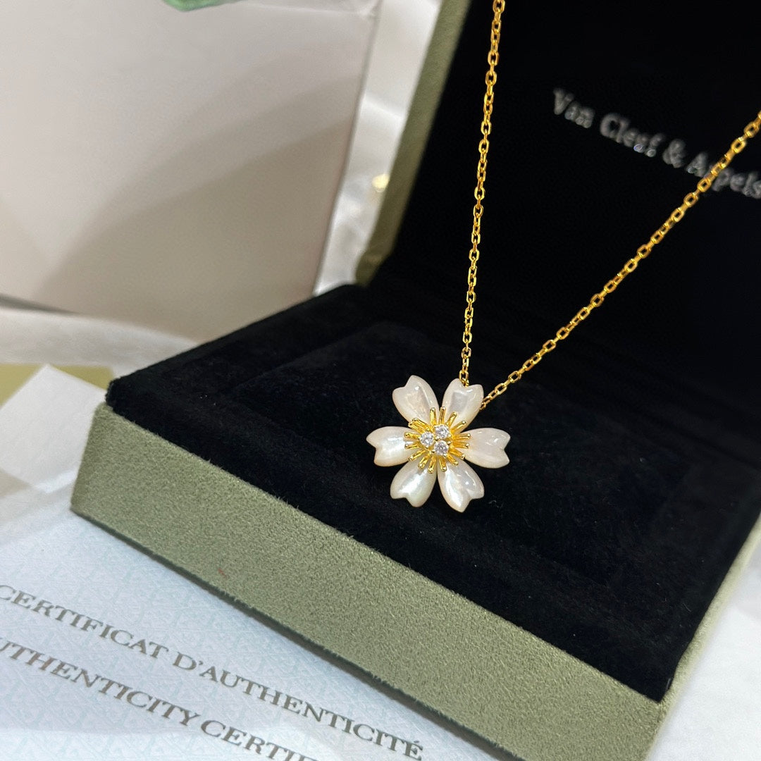 Rose De Noel Clip Pendant Necklace - 18K Gold