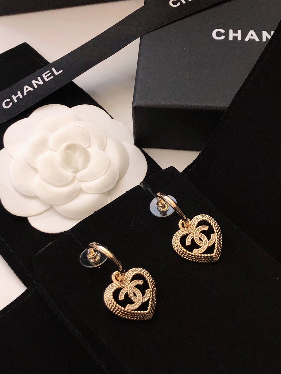 Chanel Heart Strass Earrings - 18K Yellow Gold