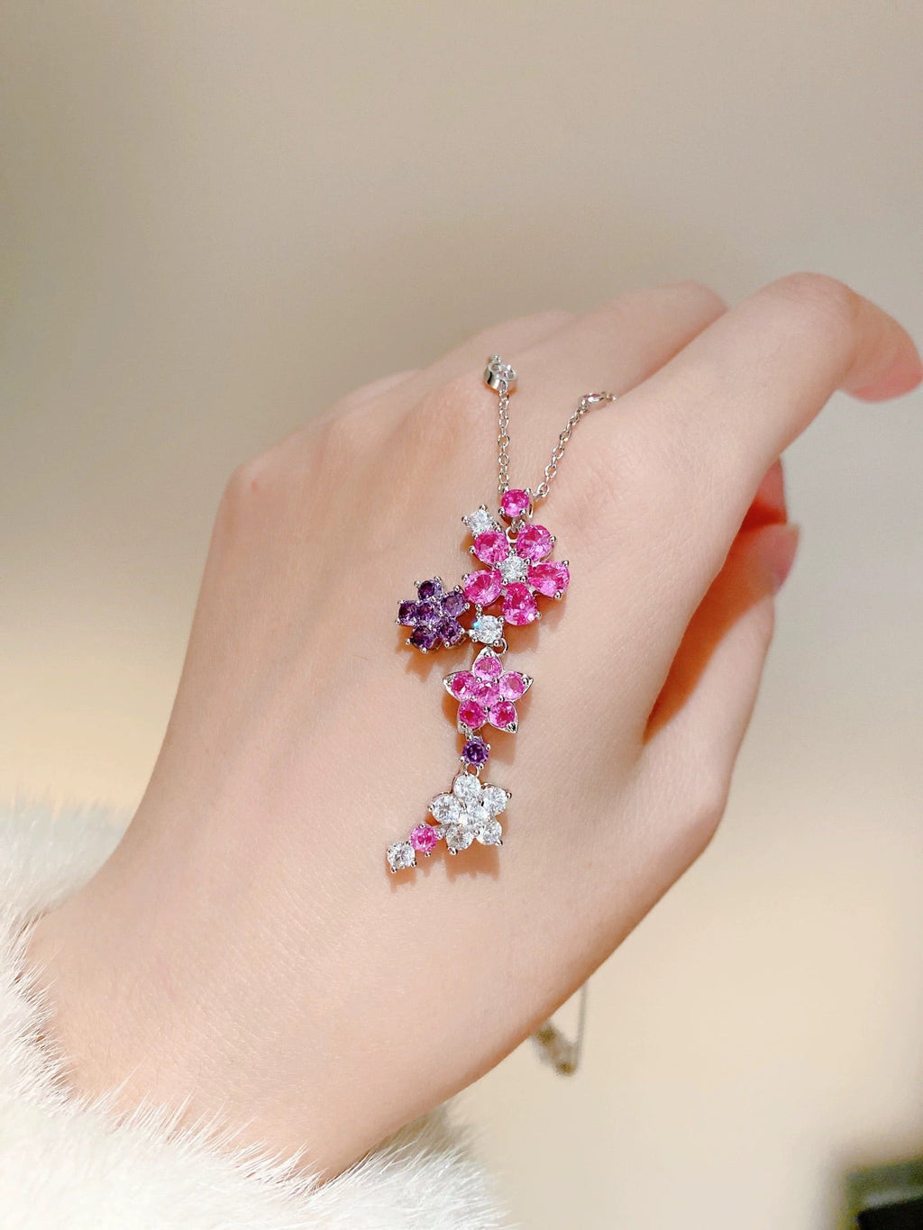 Folie Des Pres Pendant Necklace - 18K Gold