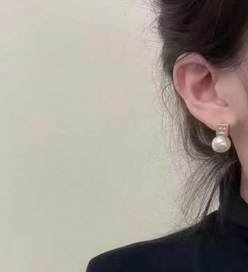 Chanel Pearl Earrings - 18K Yellow Gold
