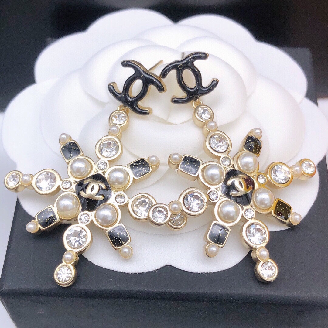 Chanel Snow Flowers Earrings - 18K Yellow Gold
