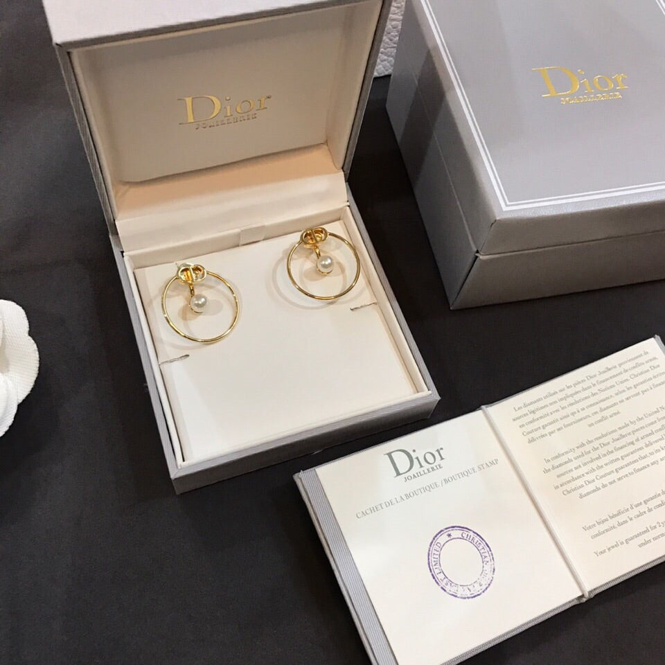 Dior 30 Montaigne Pearl Earrings