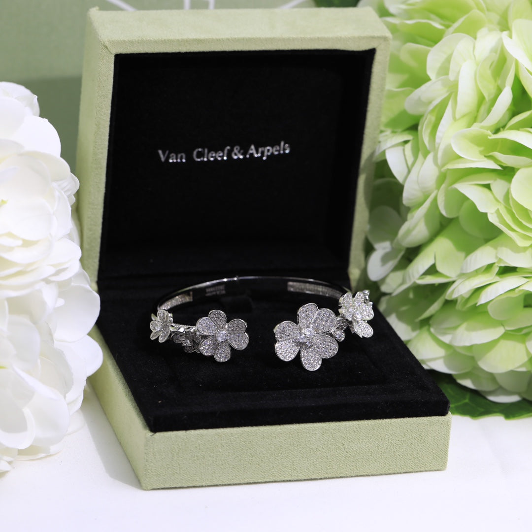 Frivole Seven Flowers Diamond Bracelet