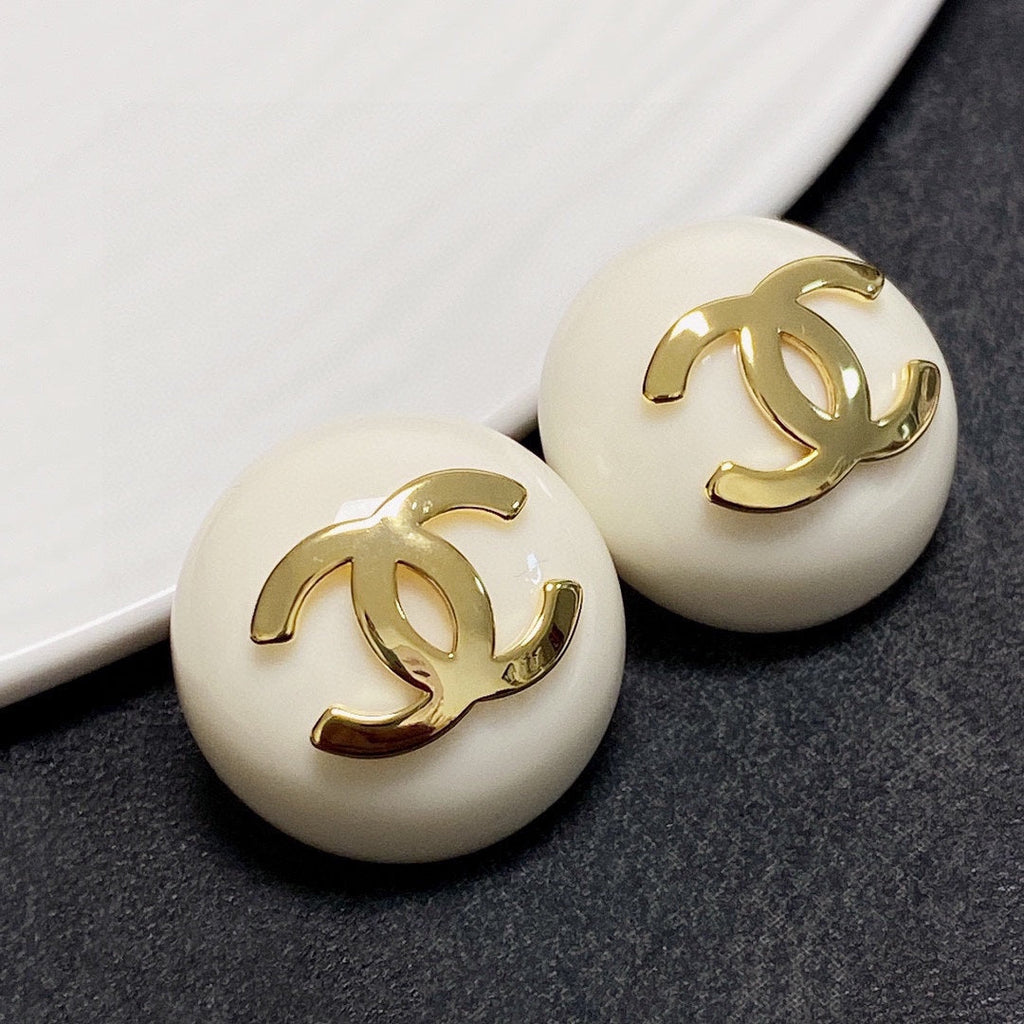 Chanel Pearl Round Earrings - 18K Yellow Gold