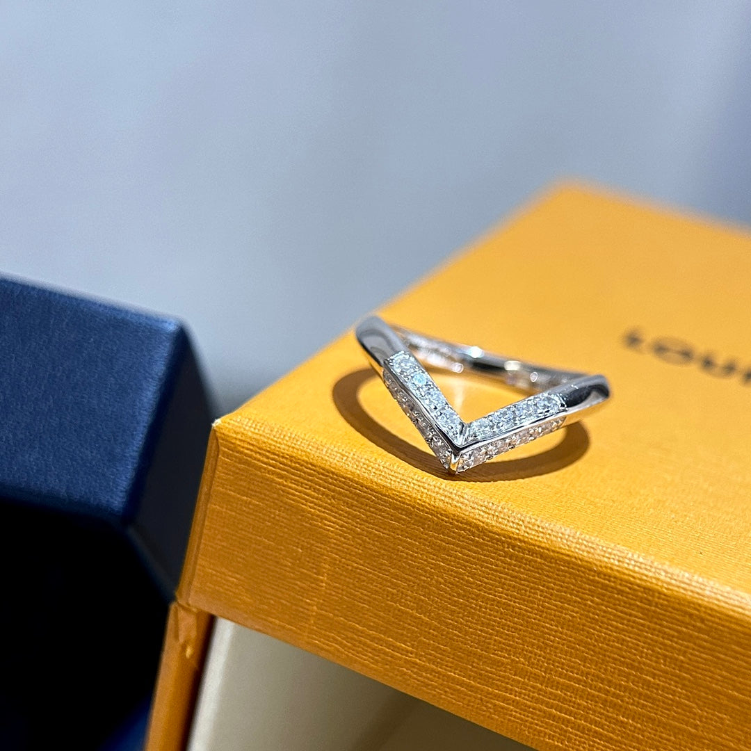 Louis Vuitton V Diamond Ring - 18K White Gold