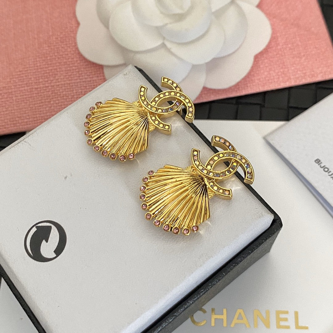 Chanel Shell Pendant Earrings - 18K Yellow Gold