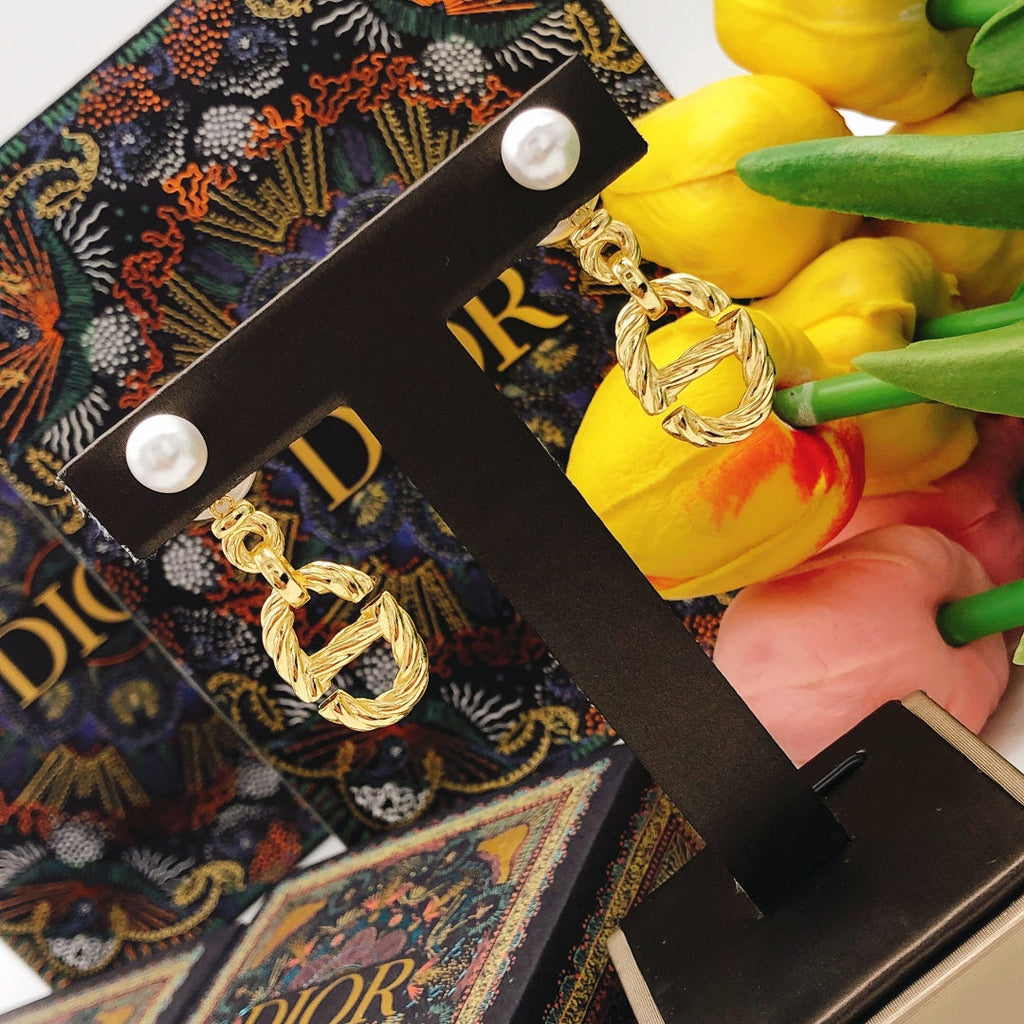 Dior 30 Montaigne Pearl Earrings