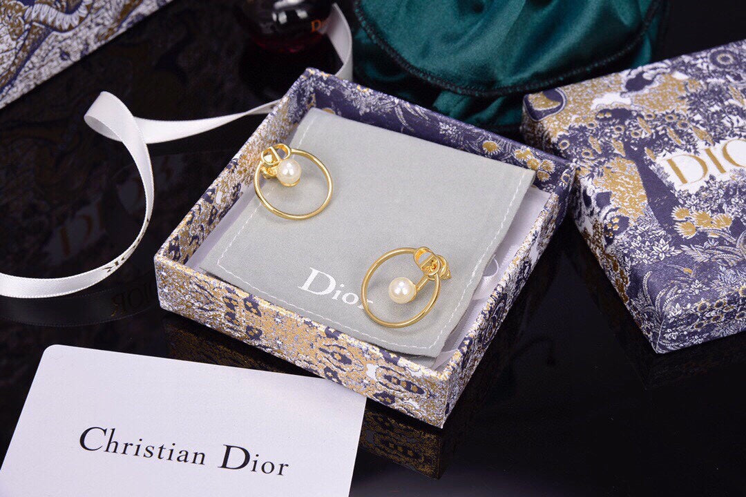 Dior 30 Montaigne Pearl Earrings