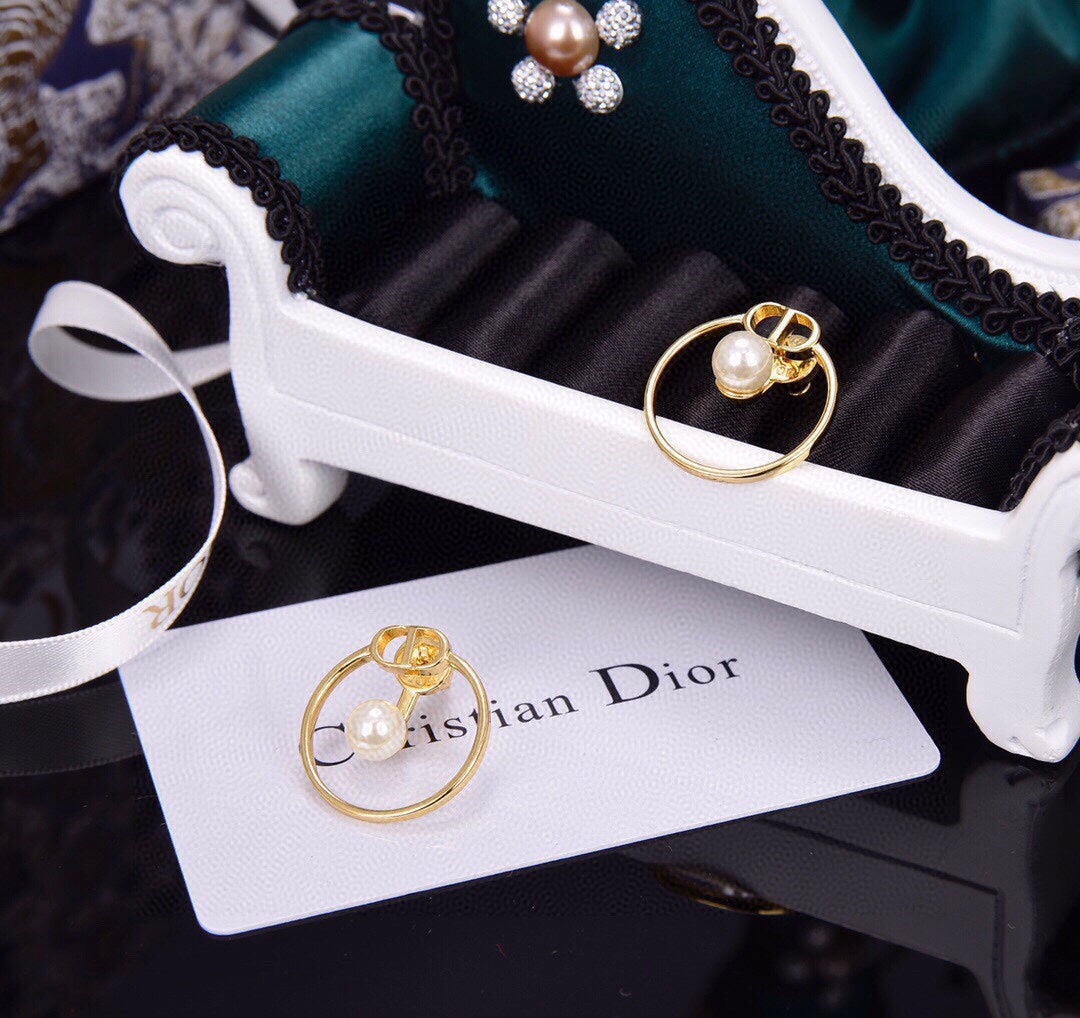 Dior 30 Montaigne Pearl Earrings