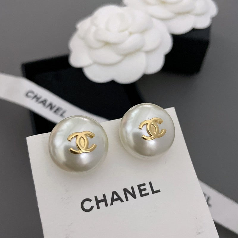 Chanel Pearl Gold Round Earrings - 18K Yellow Gold