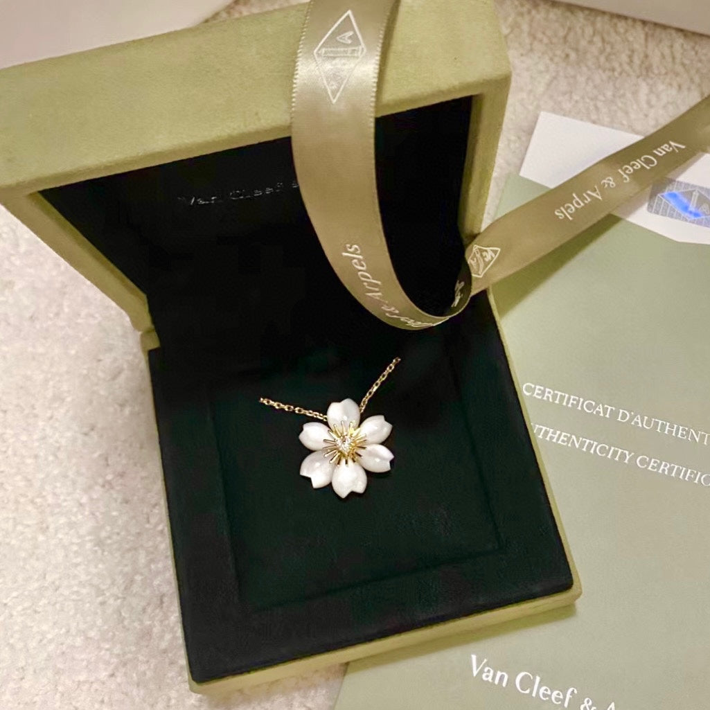 Rose De Noel Clip Pendant Necklace - 18K Gold