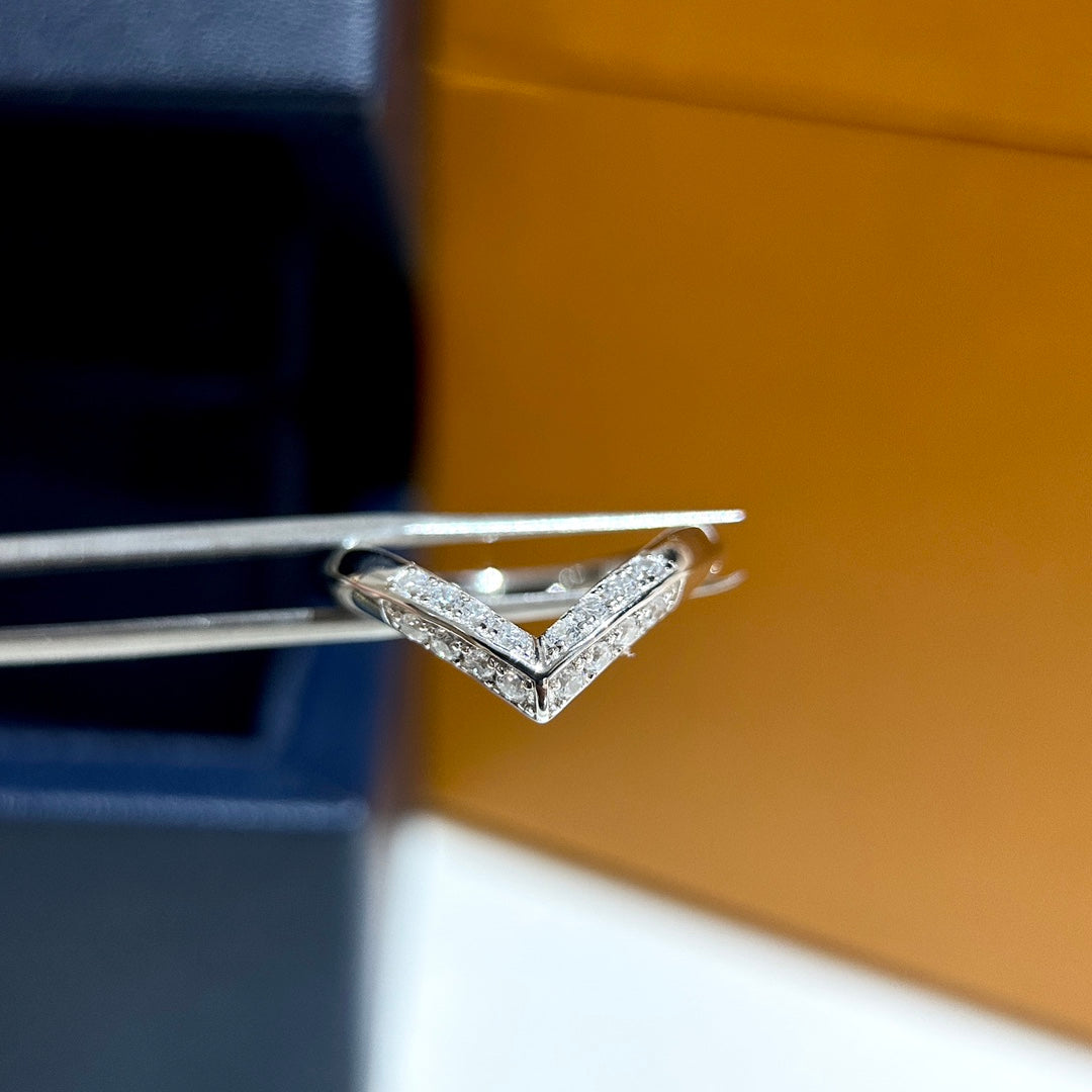 Louis Vuitton V Diamond Ring - 18K White Gold