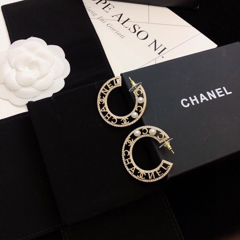 Chanel Circle Pearl Earrings - 18K Yellow Gold
