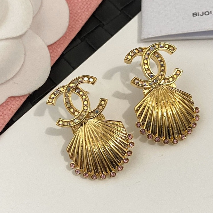 Chanel Shell Pendant Earrings - 18K Yellow Gold