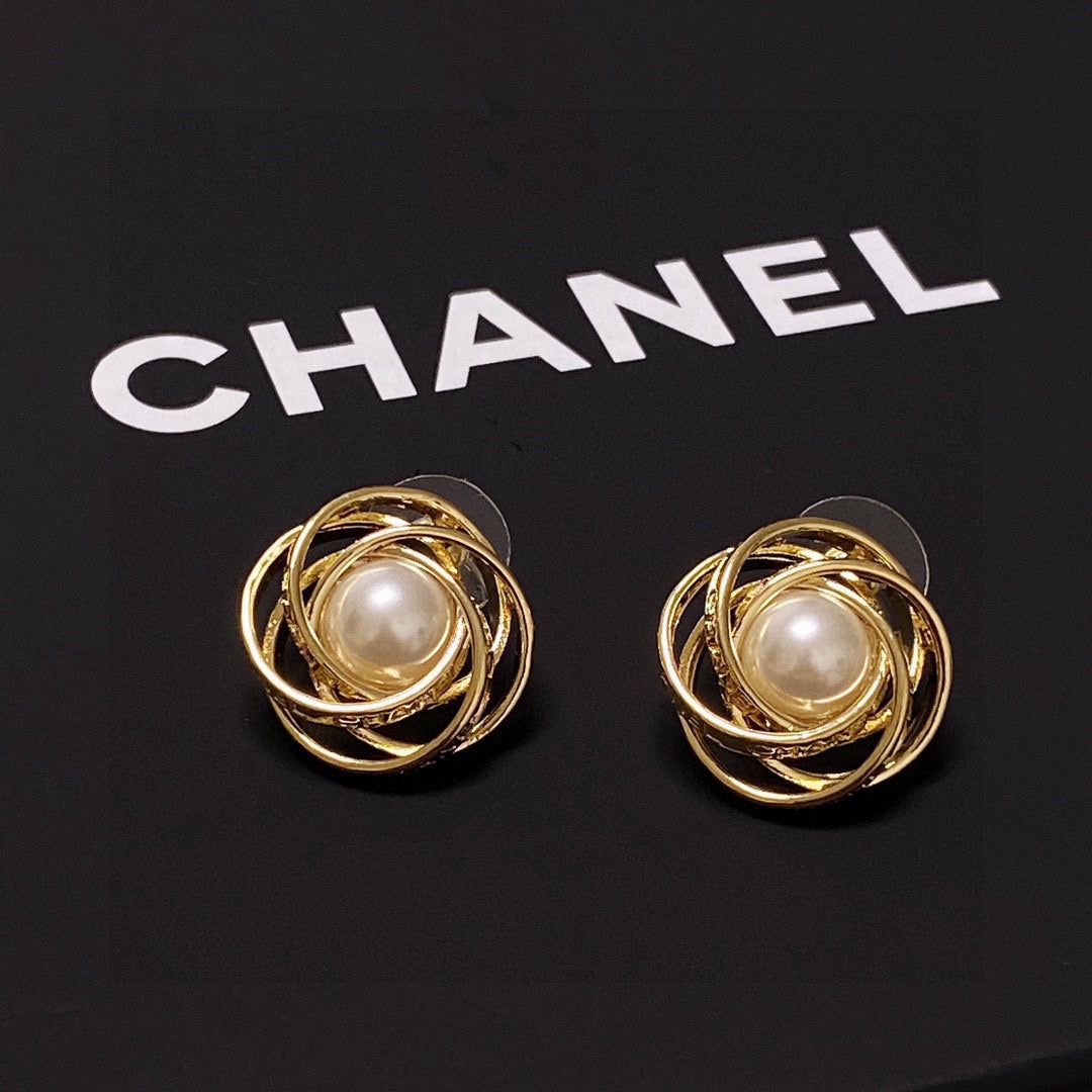 Chanel Pearl Earrings - 18K Yellow Gold