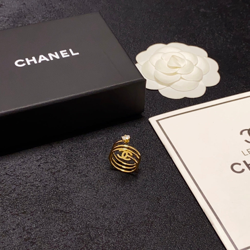 Chanel Vintage Pearl Ring - 18K Yellow Gold