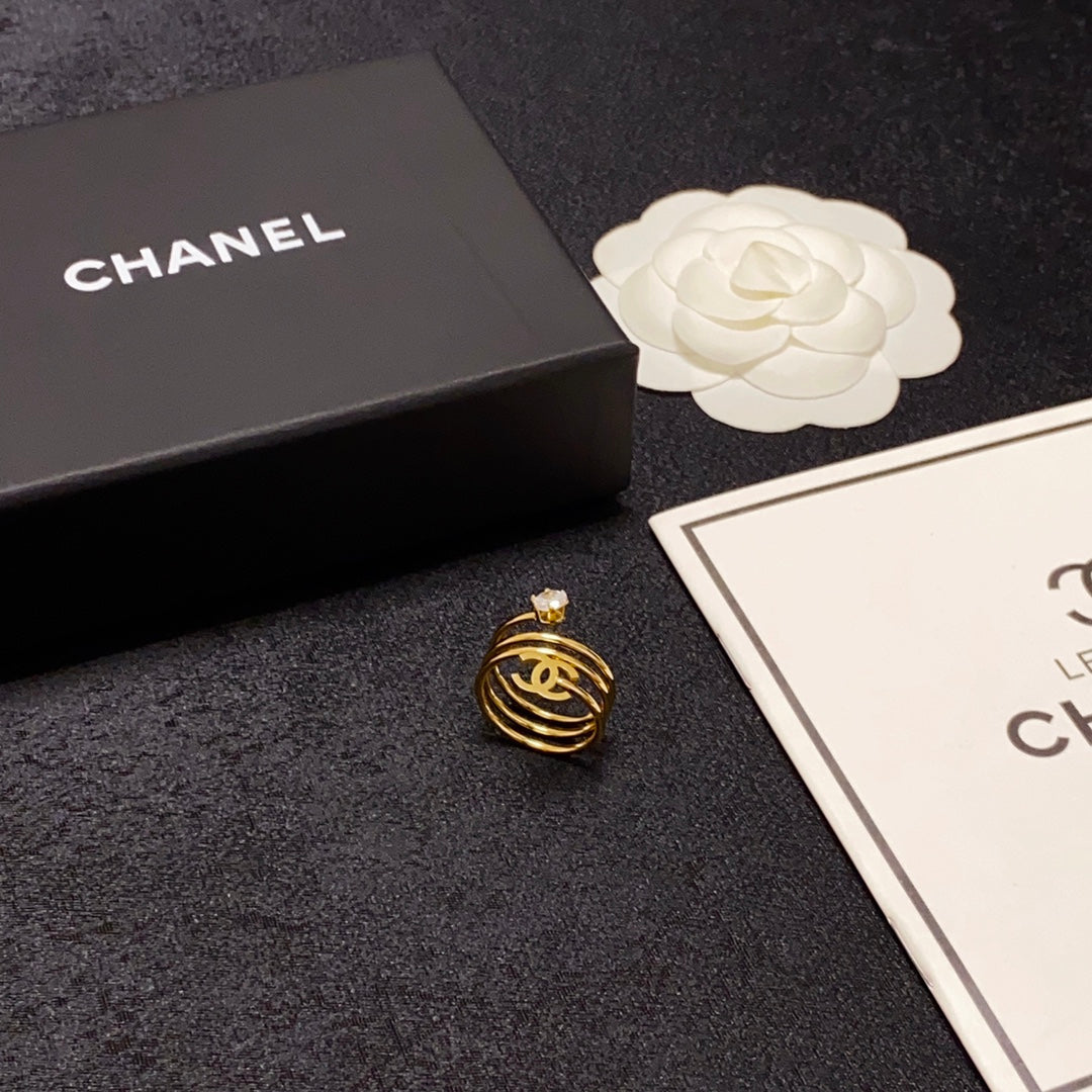 Chanel Vintage Pearl Ring - 18K Yellow Gold
