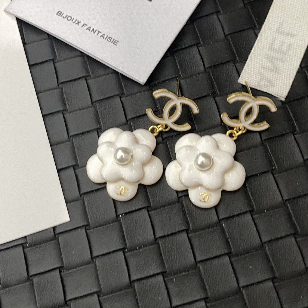 Chanel Flower Pearl Earrings - 18K Yellow Gold