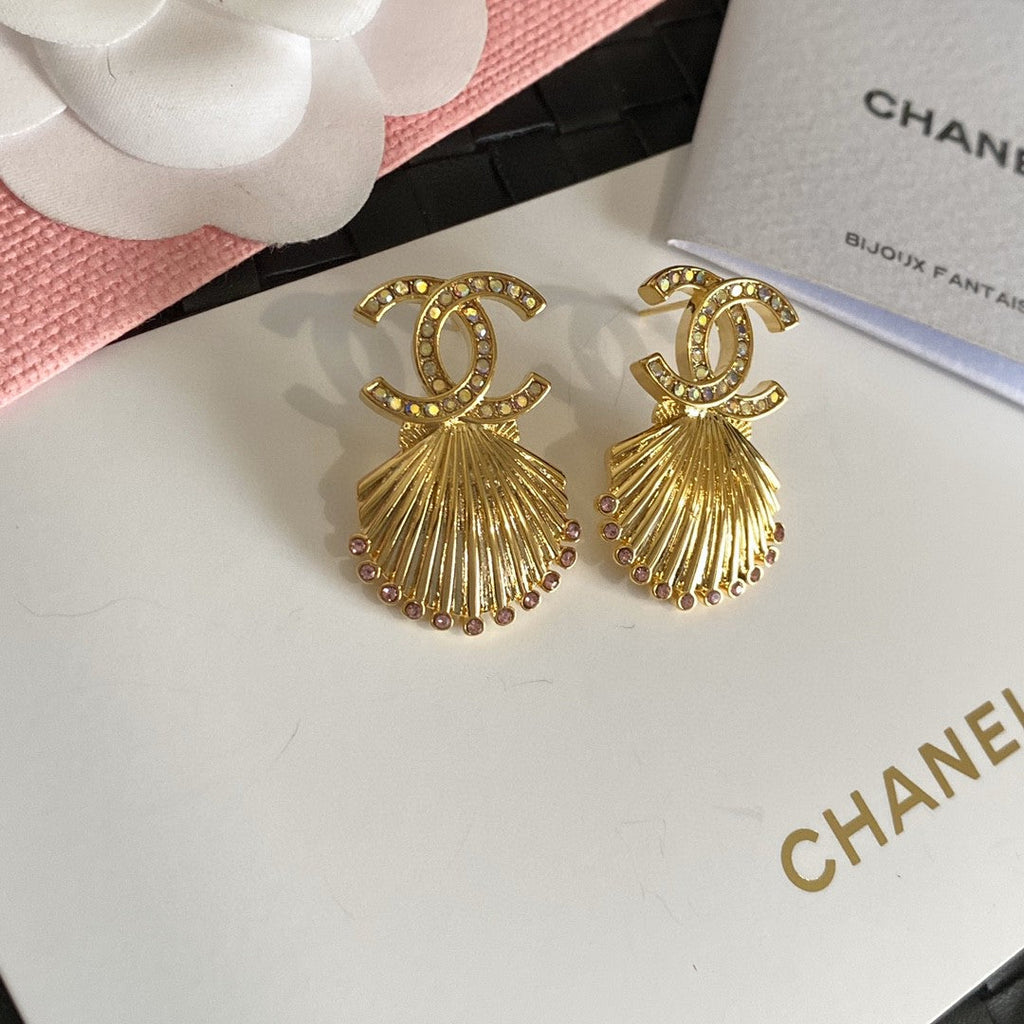 Chanel Shell Pendant Earrings - 18K Yellow Gold