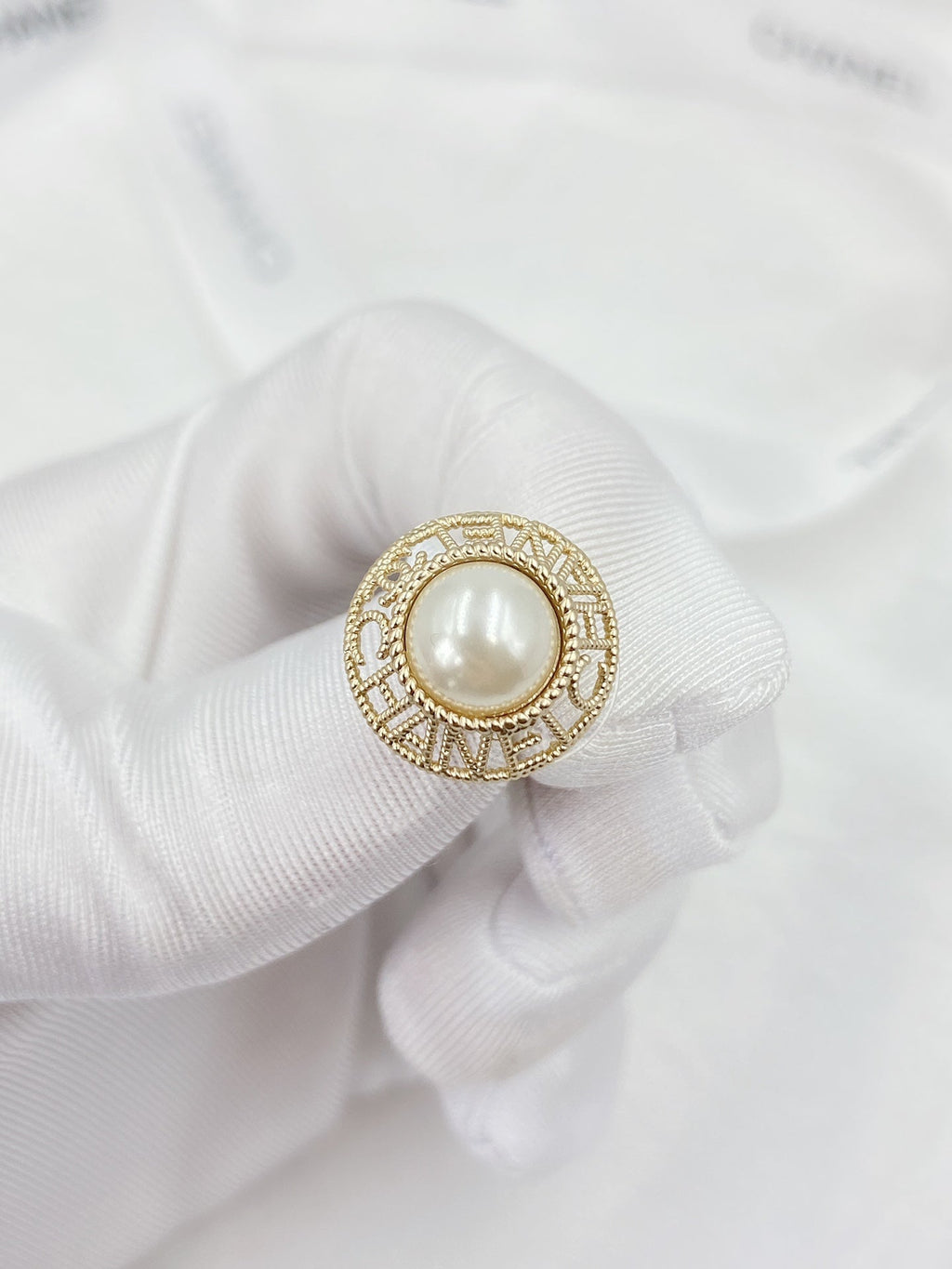 Chanel Pearl Round Earrings - 18K Yellow Gold