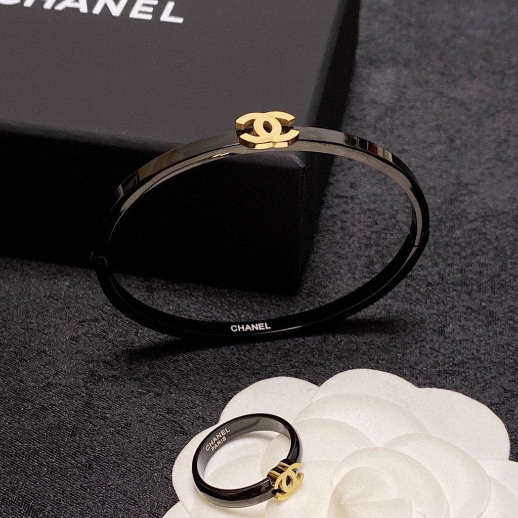 Chanel Black Ring - 18K Yellow Gold